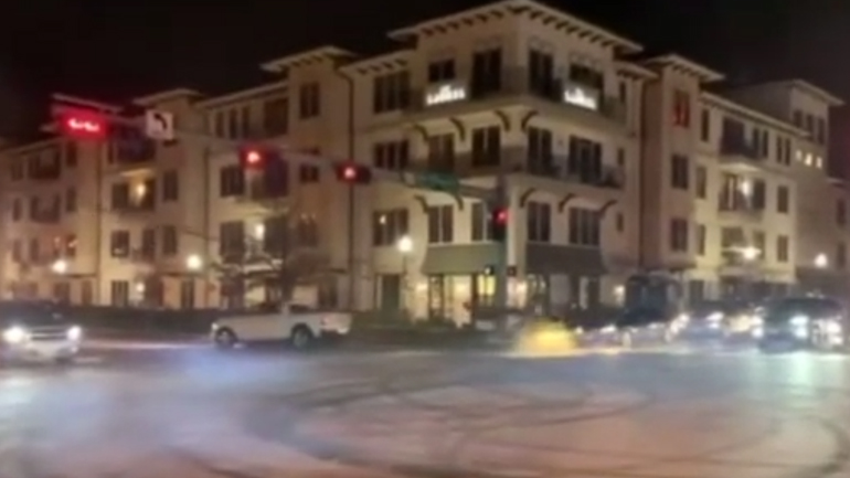 Έριξε την κολόνα στη μέση του δρόμου!